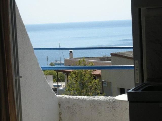 Efrosyni Apartments Agia Marina  エクステリア 写真